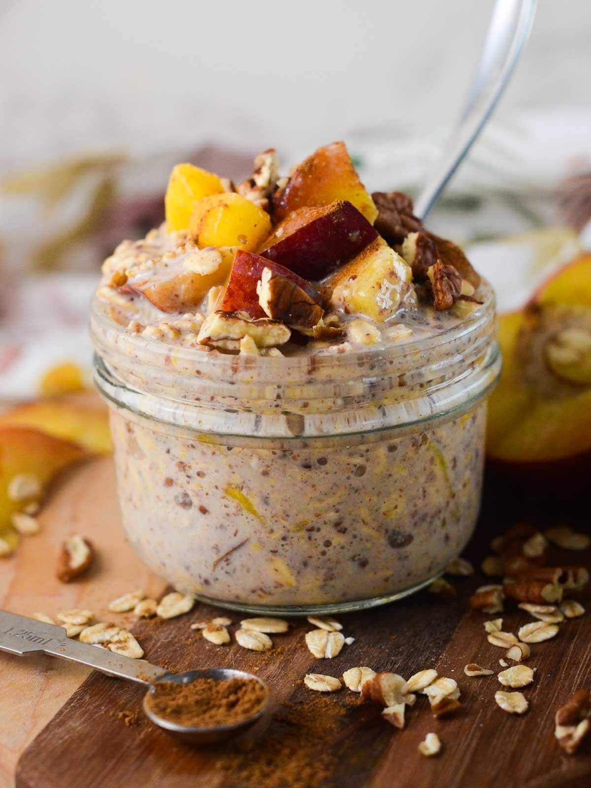 PEACH COBBLER OVERNIGHT OATS