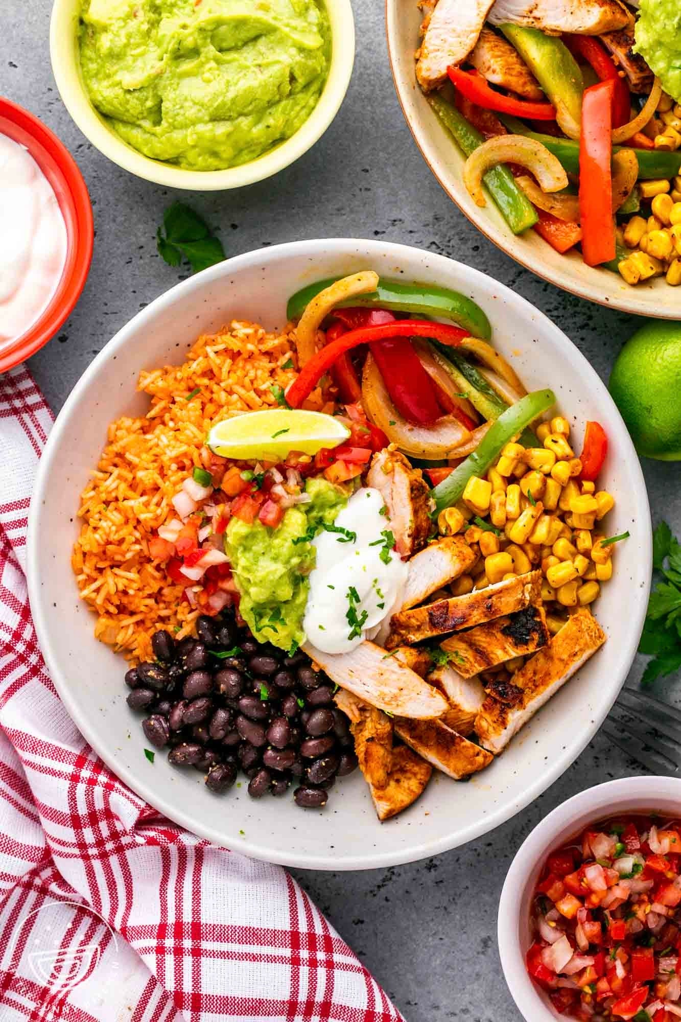 THE ORGANIC CHICKEN FAJITA BOWL